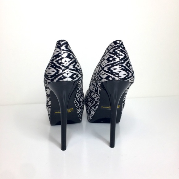 Qupid Black & White Ikat Pattern Platform Stiletto Heel Shoes Size 7 - Picture 3 of 10
